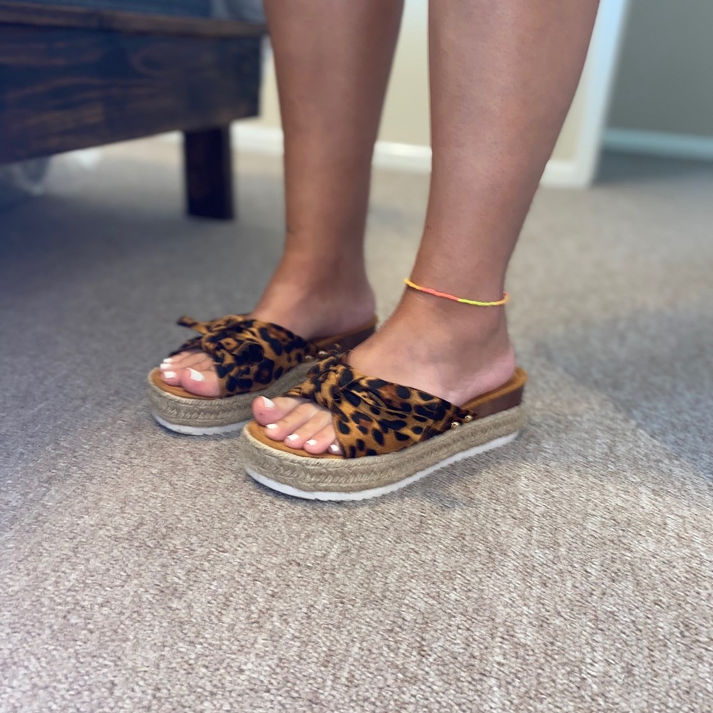 Leopard bow platform sandals